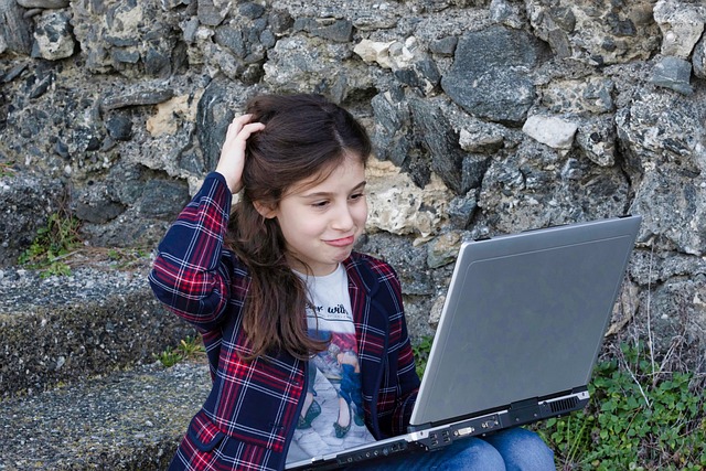 pc - bambina - computer - lavoro - redigo